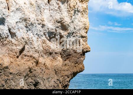 La formation naturelle de roche emblématique appelée le visage à Praia da Marinha en Algarve, Portugal, vue Europe depuis la populaire excursion en bateau grotte le long de l'Algarve coas Banque D'Images