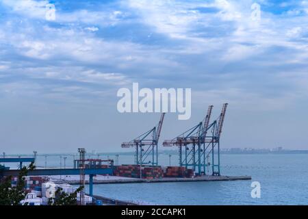 Port maritime, grandes grues et conteneurs d'expédition empilés sur la toile de fond, de la mer Banque D'Images