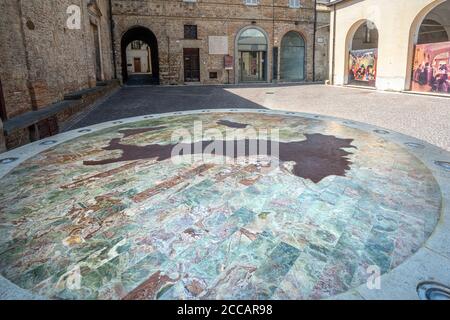 Le centre de l'Italie a été identifié sur la Piazza San Rufo. Un monument marque l'endroit. Rieti, région du Latium, Italie, Europe Banque D'Images