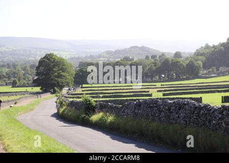 VUE DE LA CAVERNE DE SPEEDWELL EN BAS DE LA VALLÉE DE L'ESPOIR VERS LE VILLAGE DE CASTLETON, PEAK DISTRICT, DERBYSHIRE, ANGLETERRE. Banque D'Images