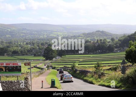 VUE DE LA CAVERNE DE SPEEDWELL EN BAS DE LA VALLÉE DE L'ESPOIR VERS LE VILLAGE DE CASTLETON, PEAK DISTRICT, DERBYSHIRE, ANGLETERRE. Banque D'Images