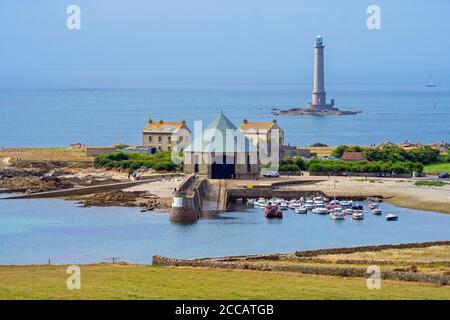 Phare Phare de Goury et station de sauvetage dans le port près d'Auderville au Cap de la Hague, péninsule du Cotentin, Basse-Normandie, France Banque D'Images