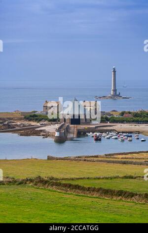 Phare Phare de Goury et station de sauvetage dans le port près d'Auderville au Cap de la Hague, péninsule du Cotentin, Basse-Normandie, France Banque D'Images