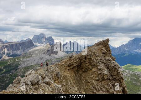 Le chemin de la ligne de front, un sentier de randonnée large et bien marqué qui longe la ligne de front du mont Lagazuoi pendant la première Guerre mondiale Banque D'Images