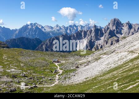 Vue de la trajectoire 101 qui fait une boucle autour Les trois sommets de Lavaredo Banque D'Images