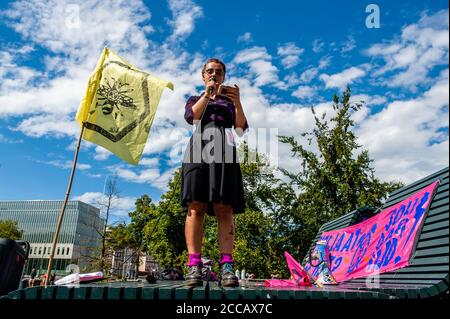 Un activiste XR prenant la parole pendant la manifestation.extinction Rebellion Fashion action NL (XRFA) s'est associé à l'Alliance de l'Organisation est-Turkestan pour attirer l'attention du public sur la discrimination contre le peuple Uyghur en Chine. Les manifestants ont commencé à se rendre au Koekamp pour une déclaration officielle en direction de l'ambassade de Chine et ont fait pression sur le gouvernement néerlandais et l'ambassade de Chine pour qu'ils agissent maintenant et cessent ce nettoyage ethnique. Banque D'Images