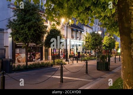 Restaurants dans la rue Anatole France à Puteaux, Paris, France, Europe. Banque D'Images