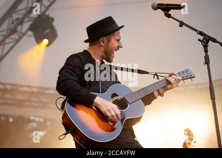 Hambourg, Allemagne. 20 août 2020. Johannes Oerding, chanteur de pop et auteur-compositeur, se tient à un concert sur la scène en plein air du parc de la ville. Credit: Christian Charisius/dpa/Alay Live News Banque D'Images