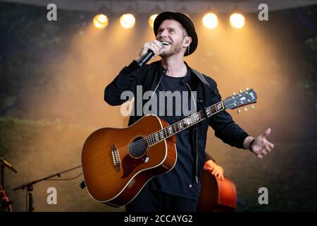 Hambourg, Allemagne. 20 août 2020. Johannes Oerding, chanteur de pop et auteur-compositeur, se tient à un concert sur la scène en plein air du parc de la ville. Credit: Christian Charisius/dpa/Alay Live News Banque D'Images