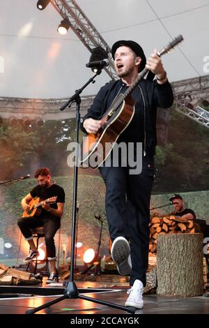 Hambourg, Allemagne. 20 août 2020. Johannes Oerding, chanteur de pop et auteur-compositeur, se tient à un concert sur la scène en plein air du parc de la ville. Credit: Christian Charisius/dpa/Alay Live News Banque D'Images