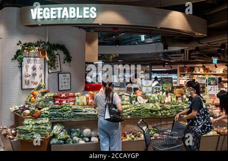 Hong Kong, Chine. 17 août 2020. Les acheteurs achetant des légumes dans un supermarché de Hong Kong. Crédit: Budrul Chukrut/SOPA Images/ZUMA Wire/Alay Live News Banque D'Images