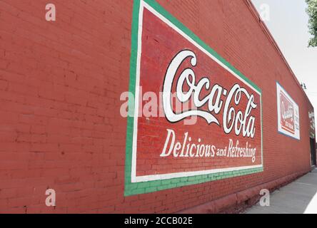 Sapulpa USA - septembre 8 2015; buidlings en briques et scènes de rue avec des panneaux commerciaux peints à la main de style ancien sur le mur extérieur. Banque D'Images