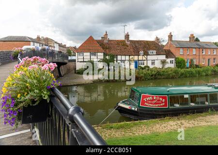 Pont du quai Hungerford au-dessus du canal Kennet et Avon avec des cottages traditionnels en bois blanc encadrés en arrière-plan, Hungerford, Berkshire, Royaume-Uni Banque D'Images