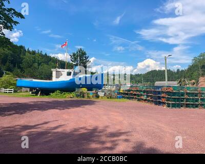 Bateaux de pêche bleus des casiers à homard de différentes couleurs le long d’un quai du Canada atlantique sur la baie de Fundy, à St. Martins (Nouveau-Brunswick) Banque D'Images