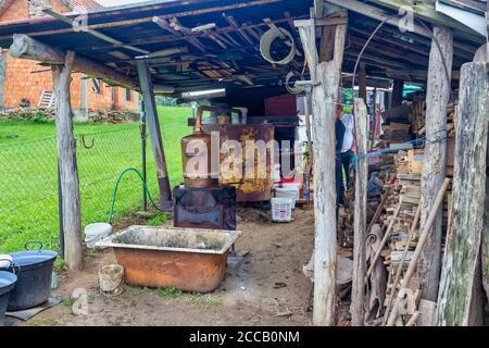 Appareil de distillation pour la production de Rakija ou Slivovitz (brandy de prune). Boisson alcoolisée dure la plus populaire et la plus traditionnelle de Serbie. Boisson Banque D'Images