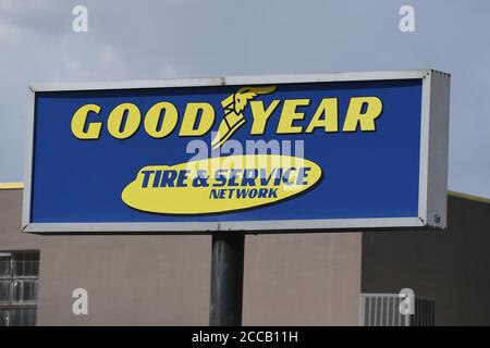 Fort Lauderdale, Floride, États-Unis. 20 août 2020. Un point de vue général sur le centre de pneus et de services Goodyear alors que le président Trump a tweeté « ne pas acheter Goodyear - ils ont annoncé une interdiction de MAGA Hats. Obtenez de meilleurs pneus pour bien moins! (C'est ce que font les Démocrates de gauche radicaux. Deux peuvent jouer le même jeu, et nous devons commencer à le jouer maintenant» le 20 août 2020 à fort Lauderdale en Floride. Crédit : Mpi04/Media Punch/Alamy Live News Banque D'Images