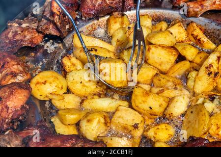 Pommes de terre dans la cuisine traditionnelle croate Kotlovina plat plaque, combine divers types de viande. Généralement préparé à l'ouverture. Banque D'Images