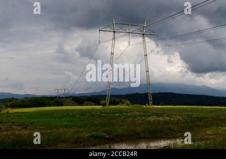 Forêt de printemps avec Glade et General Electric power transmission line, Plana mountain, Bulgarie Banque D'Images