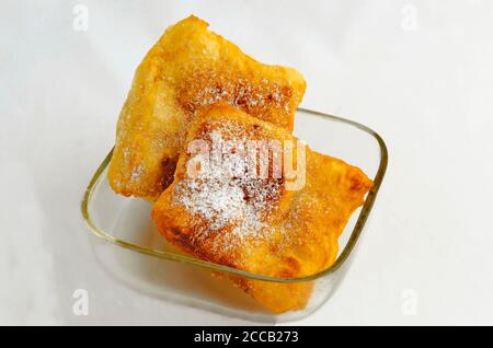 Mekitsa ou mekica, pâte frite dans de l'huile profonde avec du sucre en poudre, petit déjeuner bulgare, cuisine traditionnelle, Sofia, Bulgarie Banque D'Images