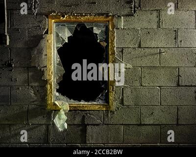 Fenêtre en verre cassée à l'intérieur d'une usine industrielle abandonnée Banque D'Images