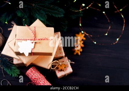 Composition de Noël avec boîtes-cadeaux artisanales sur table en bois Banque D'Images