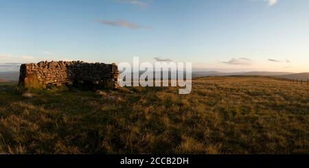 L'abri au sommet de Great Shunner est tombé dans les Yorkshire Dales, au Royaume-Uni Banque D'Images