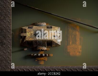Machines de pompe rouillées sous l'eau dans l'usine abandonnée. Banque D'Images