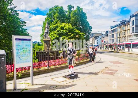 Édimbourg Écosse 6 août 2020 UN Scotsman portant une tenue écossaise traditionnelle jouant les cornemuses le long de Princes Street à Édimbourg, Écosse. Là Banque D'Images