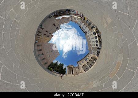 Photo de Little Planet, place du marché avec Temple d'Auguste et hôtel de ville, Pula, Istrie, Croatie Banque D'Images