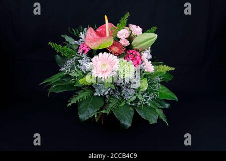 Un beau bouquet de fleurs pour les vacances et la décoration, isolé sur le noir Banque D'Images