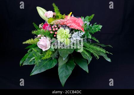 Un beau bouquet de fleurs pour les vacances et la décoration, isolé sur le noir Banque D'Images