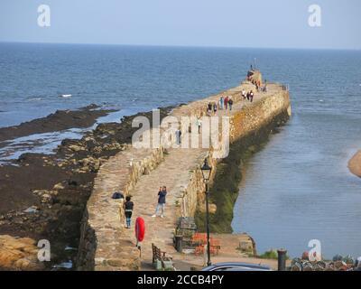 Un jour d'été à St Andrews et les visiteurs marchent le long de la jetée dans la même tradition que les étudiants le dimanche en temps de durée. Banque D'Images