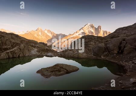 De soleil colorés sur le lac Blanc lac en France Alpes. Monte Bianco sur fond de montagnes. Vallon de Berard Nature Preserve, Chamonix, Graian Alps. Photographie de paysage Banque D'Images