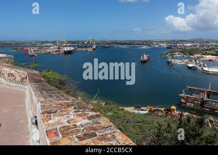 Le port de Willemstad, capitale de la nation insulaire des Caraïbes de Curaçao se trouve dans le lagon Schottegat, un grand lagon naturel relié à l'océan Banque D'Images