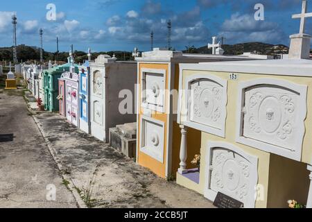 Le cimetière de l'église catholique Saint-Joseph, une église paroissiale de la ville de Barber sur l'île des Caraïbes de Curaçao aux Antilles néerlandaises. Banque D'Images