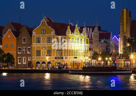 Vue nocturne du bâtiment Penha, construit en 1708 dans le style colonial hollandais et maintenant un grand magasin au coin de Handelskade et Breedestraat à Wille Banque D'Images