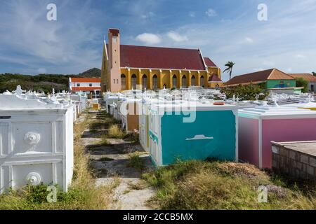 Le cimetière de l'église catholique Saint-Joseph, une église paroissiale de la ville de Barber sur l'île des Caraïbes de Curaçao aux Antilles néerlandaises. Banque D'Images