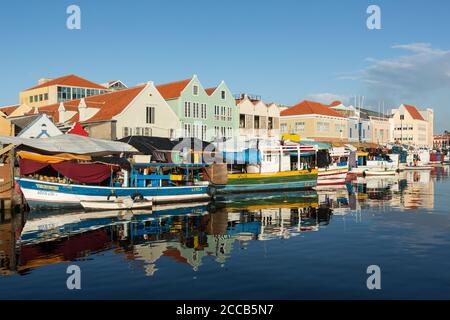 Le marché flottant ou Drijvende Markt sur le Waaigat dans la section de Punda de Willemstad, la capitale de l'île des Caraïbes de Curaçao dans le Nether Banque D'Images