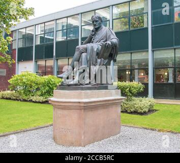 Manchester, Royaume-Uni - 17 août 2019 : statue de John Dalton à l'extérieur de l'Université métropolitaine de Manchester Banque D'Images