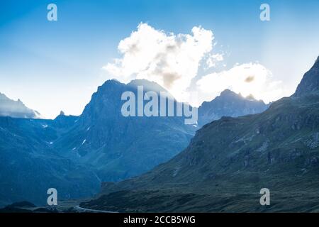 Montagnes des Alpes. Montagne alpine d'Autriche avec nuages Banque D'Images