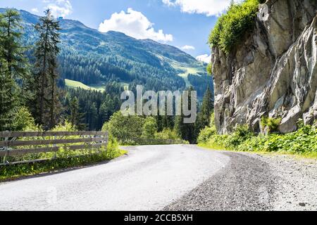 Montagnes des Alpes. Montagne alpine d'Autriche avec nuages Banque D'Images