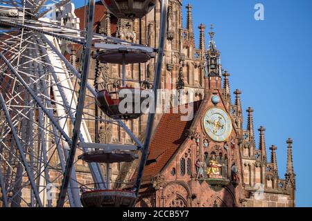 Nuremberg, Allemagne. 20 août 2020. Une grande roue se dresse sur la toile de fond de la Frauenkirche, dans la vieille ville, sur la place du marché principal. L'administration de la ville de Nuremberg et l'association des showmen sud-allemands ont développé une alternative pour les festivals publics qui ont été annulés en raison de Corona - les 'journées d'été de Nuremberg'. Le festival folklorique décentralisé aura lieu dans toute la ville jusqu'au début du mois de septembre 2020 avec de petites attractions. Credit: Daniel Karmann/dpa/Alay Live News Banque D'Images