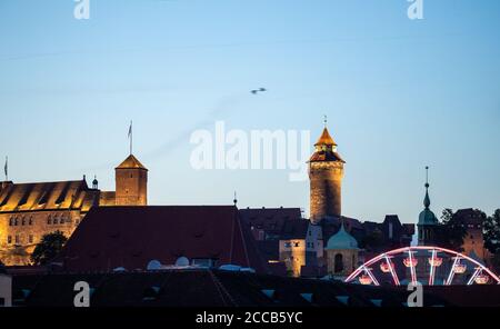 Nuremberg, Allemagne. 20 août 2020. Une grande roue se dresse devant le château impérial de la vieille ville, sur la place principale du marché. Le Conseil municipal de Nuremberg et l'Association des showmen d'Allemagne du Sud ont développé une alternative pour les festivals publics qui ont été annulés en raison de Corona - les 'journées d'été de Nuremberg'. Le festival folklorique décentralisé aura lieu dans toute la ville jusqu'au début du mois de septembre 2020 avec de petites attractions. Credit: Daniel Karmann/dpa/Alay Live News Banque D'Images