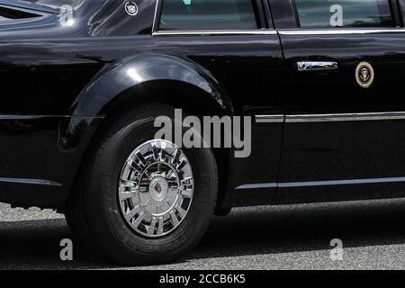 Andrews Air Force base, Maryland, 20 août 2020. Le président des États-Unis, Donald J. Trump, fait le tour de la limousine présidentielle appelée « The Beast », qui roule sur des pneus Goodyear spécialement fabriqués, à joint base Andrews, au Maryland. Trump monte à bord de Air Force One à la base aérienne d'Andrews, au Maryland, le jeudi 20 août 2020. Le président Trump a exhorté mercredi les consommateurs à tasser les pneus Goodyear, en affirmant que la société a interdit les chapeaux portant son slogan de campagne « Make America Great Again », ou MAGA.Credit: Oliver Contreras/Pool via CNP | usage dans le monde crédit: dpa/Alamy Live News Banque D'Images