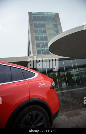 Nordborg, Danemark. 20 août 2020. Une voiture portant l'inscription « Danfoss » est garée devant le siège social de la société danoise Danfoss à Nordborg. Le groupe est spécialisé dans le développement et la production de systèmes hydrauliques et de moteurs électriques. Credit: Gregor Fischer/dpa/Alay Live News Banque D'Images