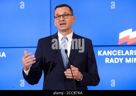 Varsovie, Pologne. 20 août 2020. Le Premier ministre polonais Mateusz Morawiecki prend la parole lors d'une conférence de presse à Varsovie, en Pologne, le 20 août 2020. Morawiecki a annoncé jeudi qu'Adam Niedzielski remplacerait Lukasz Szumowski en tant que nouveau ministre de la Santé, tandis que Zbigniew Rau remplacerait Jacek Czaputowicz en tant que nouveau ministre des Affaires étrangères, a indiqué l'Agence de presse polonaise. Credit: Jaap Arriens/Xinhua/Alamy Live News Banque D'Images