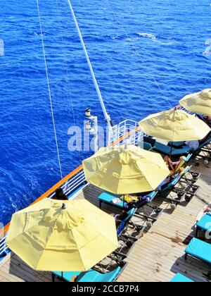 Chaises longues et parasols pour bateaux de croisière Banque D'Images