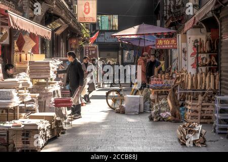 Vieille rue avec des boutiques d'art et d'artisanat chinois traditionnel dans la rue de la culture ancienne à Xian, en Chine Banque D'Images