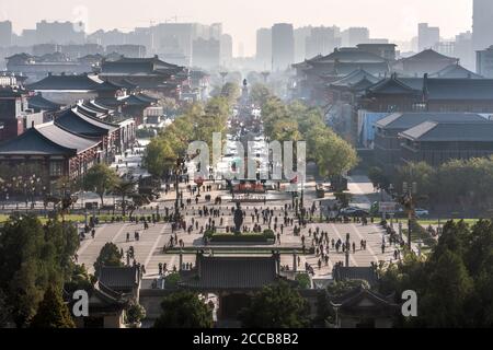 Vue sur les bâtiments chinois traditionnels du quartier historique à l'extérieur de la pagode Giant Wild Goose à Xian, en Chine Banque D'Images