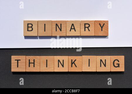 Réflexion binaire, mots en lettres de l'alphabet en bois sur fond noir et blanc Banque D'Images